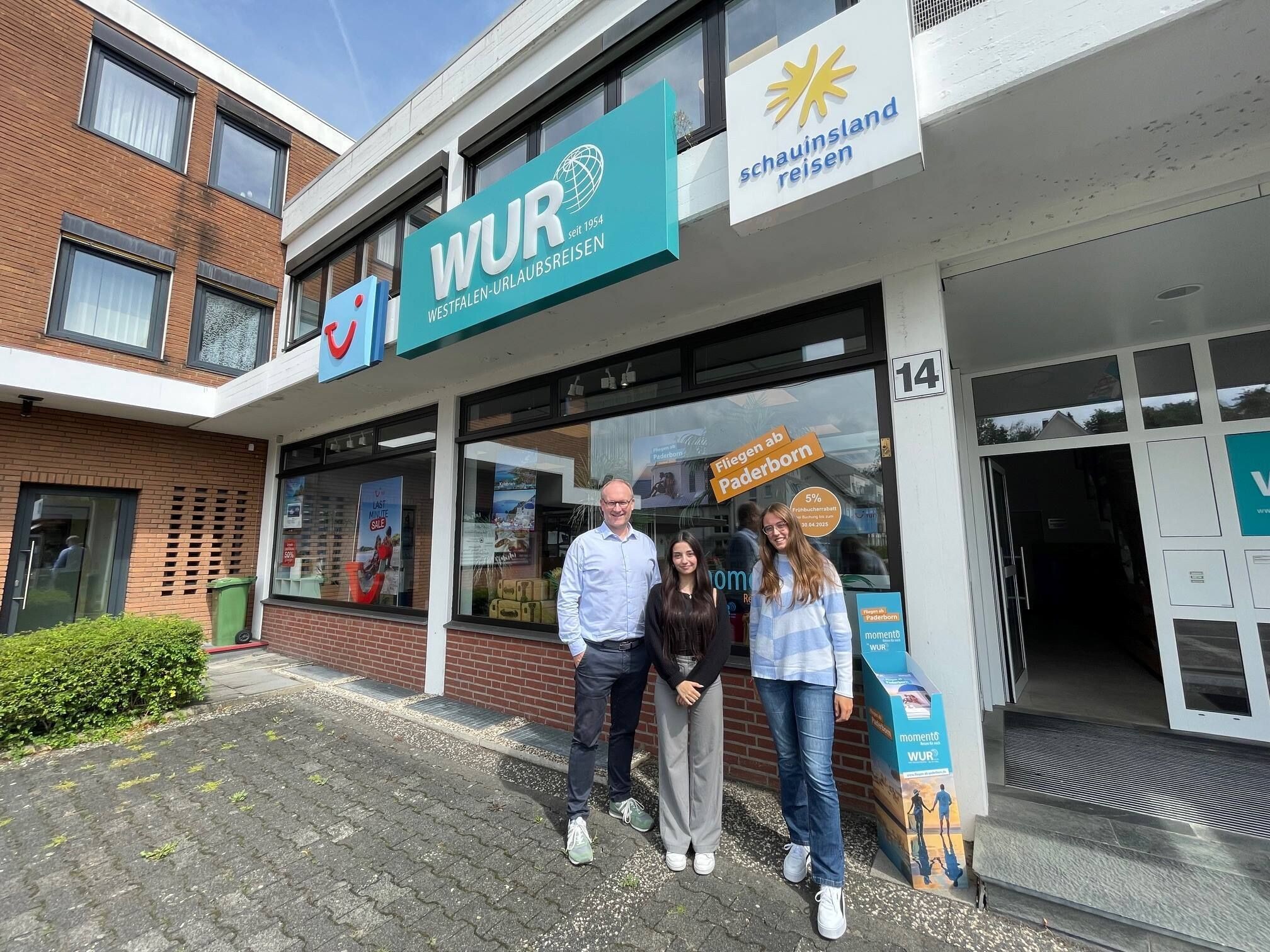 Geschäftsführer_Nils_Wend_begrü&szlig;t_die_neuen_Auszubildenden_Maria_Elena_Miranda_Silva_und_Sophie_Könker_(v._l._n._r.)_&copy;Wend_Urlaubsreisen_GmbH