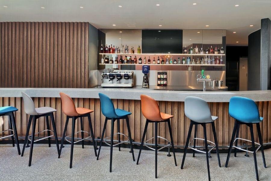 Hampton_By_Hilton_Venice_Isola_Nuova_Bar_web.jpg