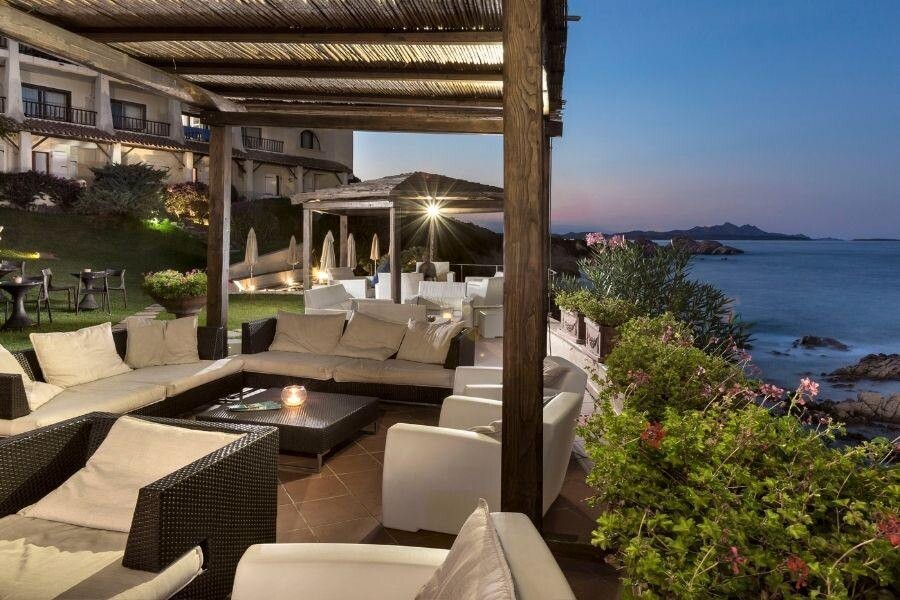Hotel_Club_Baja_Sardinia_Sitzecke_web.jpg