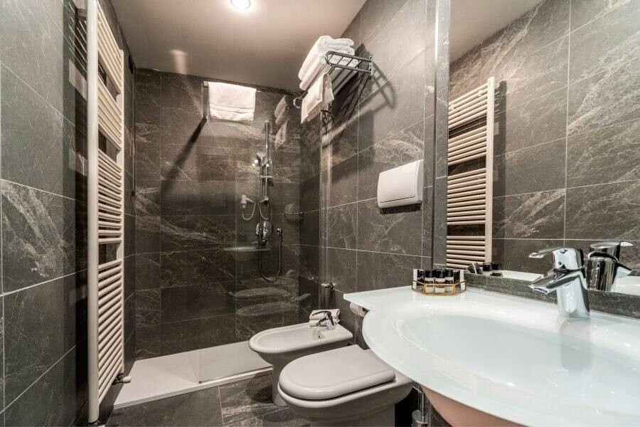 Smart_Hotel_Holiday_bathroom_web.jpg
