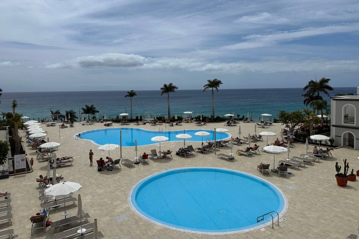 Blick auf den Pool und das Meer