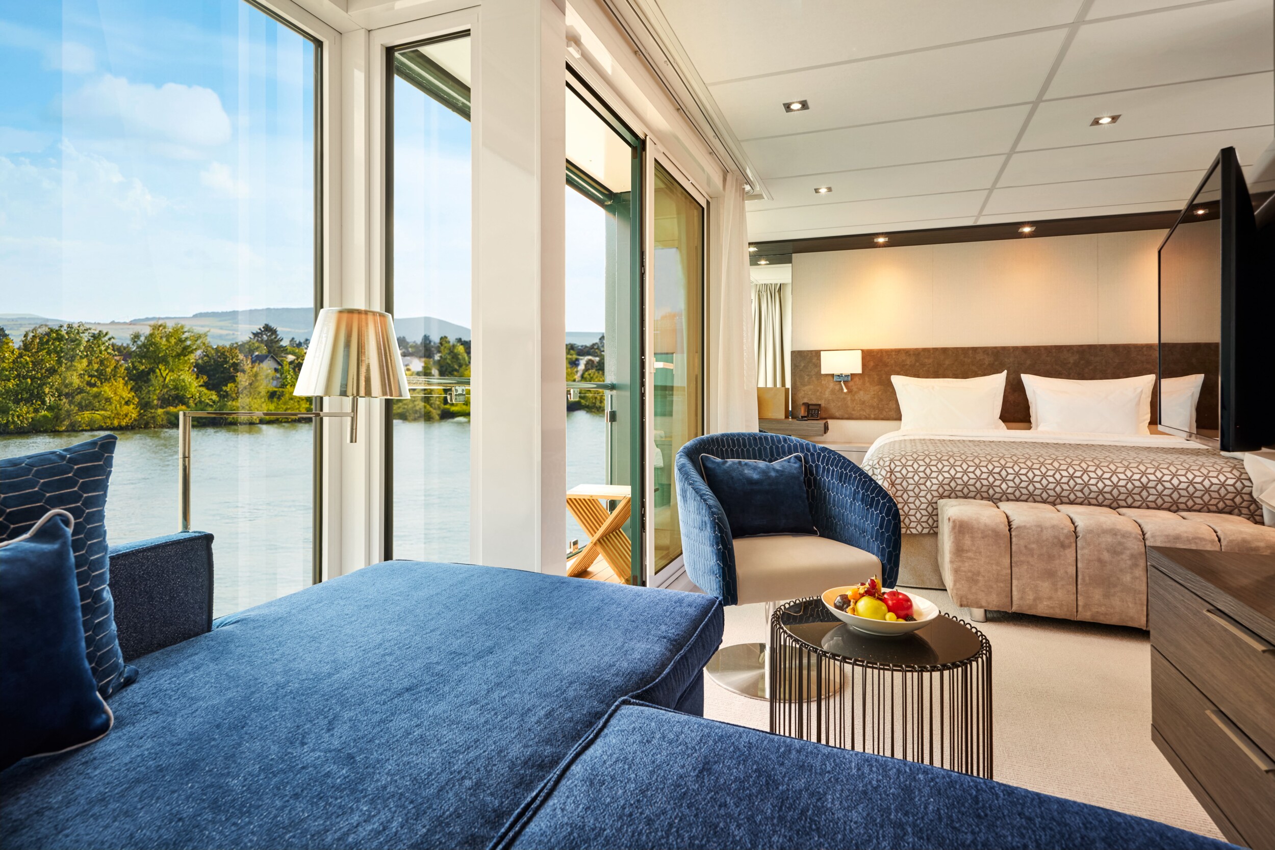 AMADEUS_Riva__Suite_Suite_and_Balcony_of_AMADEUS_Riva_with_Fruits_on_the_Table_Lueftner_Cruises_Amadeus_Tom_Yasny_.jpg
