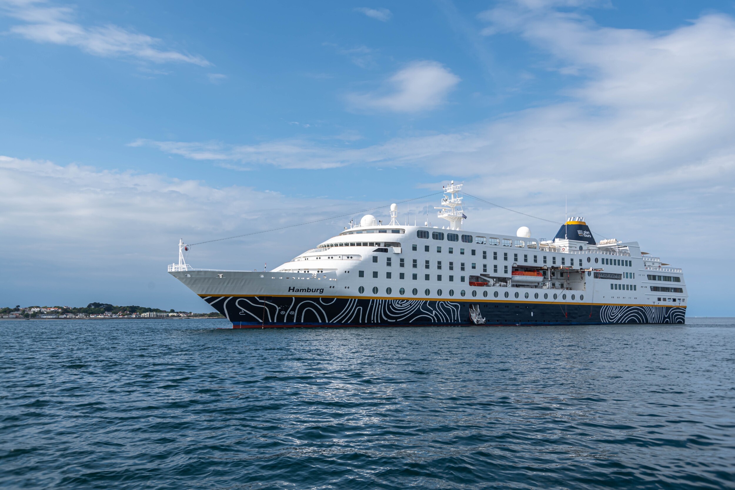 Kanalinseln im Sommerlicht | MS Hamburg - &Auml;rmelkanal