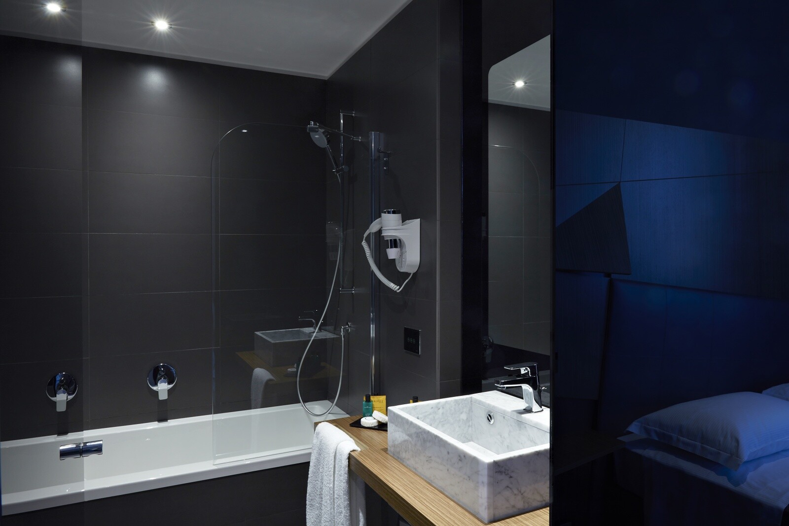01_h_roma_The_Building_bathroom_1.jpg