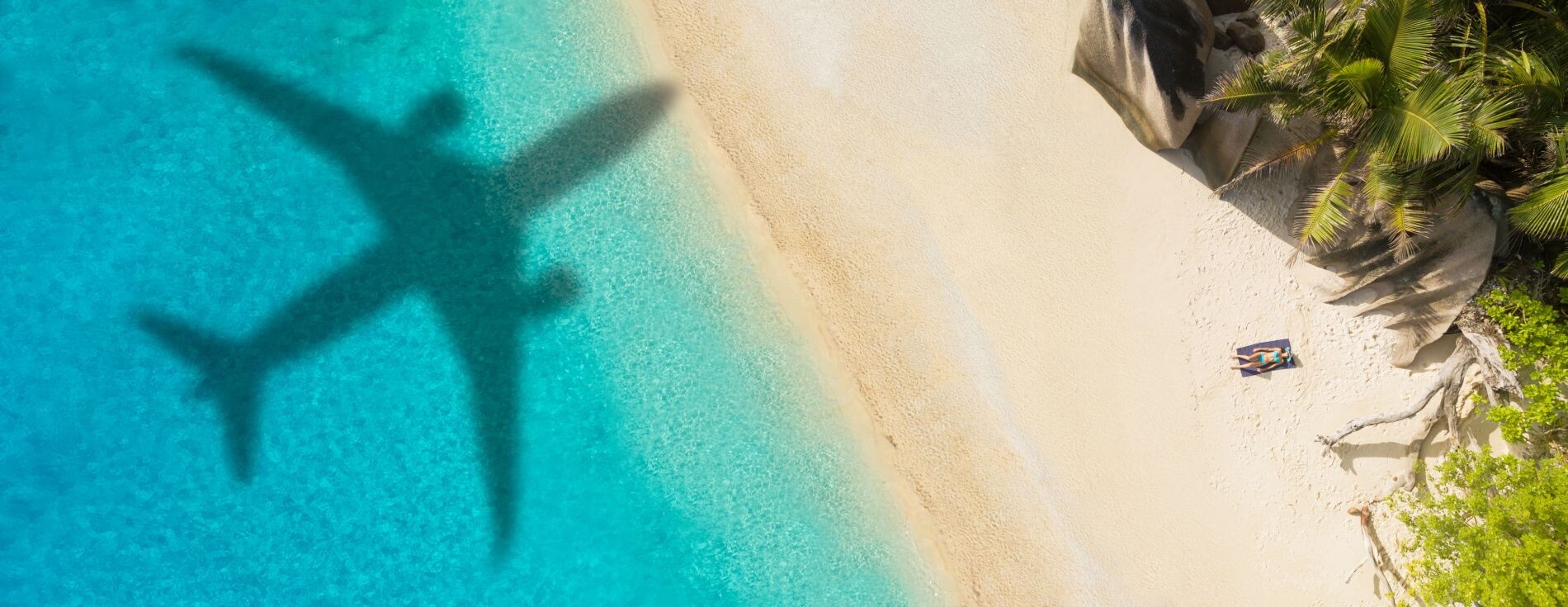1Flugzeugschatten_Strand_AdobeStock_254763087_1